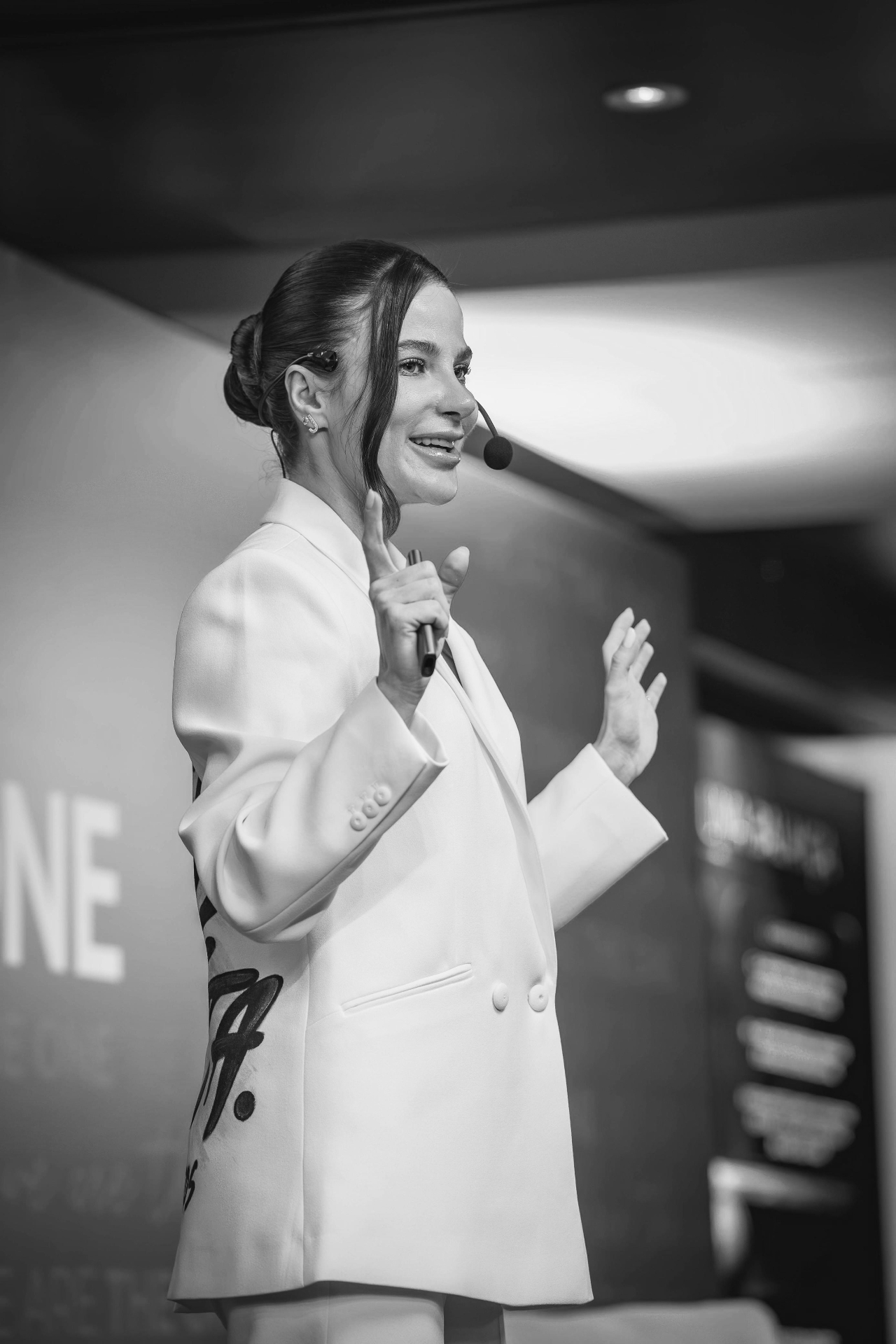 Dra. Jéssica Santos no palco